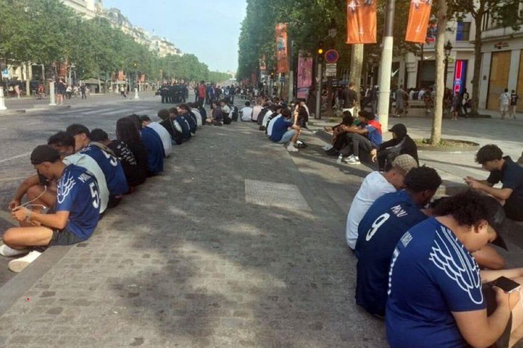 The event that marked the final! They sat down and turned on their phones.