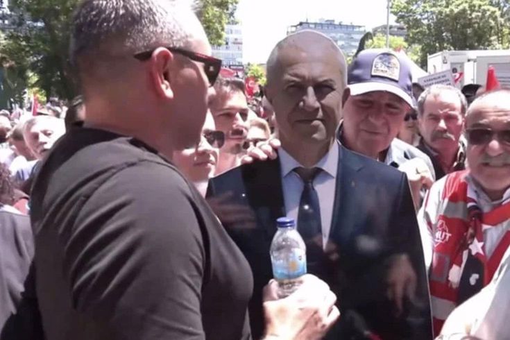 The CHP mayor who could not attend Özgür Özel's rally sent his own cardboard cutout.