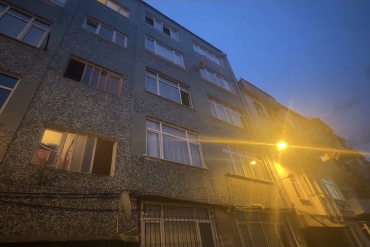 Fatih'te cam silerken 5'inci kattan apartman boşluğuna düşen kadın öldü