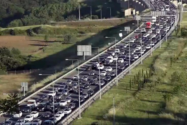 Tatilciler dönüş yolunda! Tekirdağ ve İzmit yolunda trafik kilit