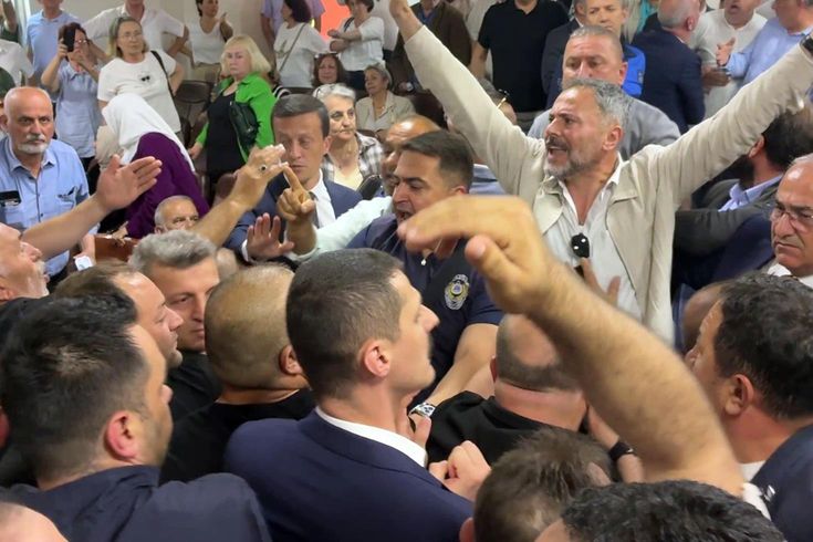Akçakoca Belediyesi AK Parti'ye geçti, seçim sonrası kavga çıktı