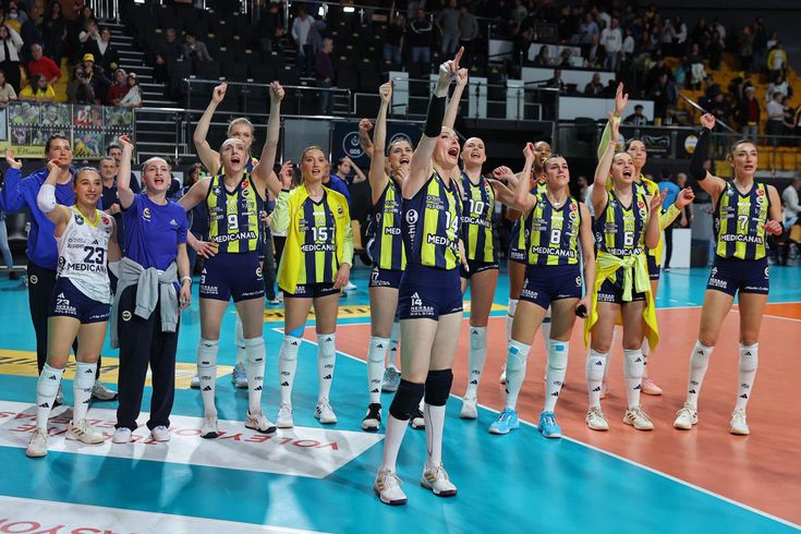 Fenerbahçe Kadın Voleybol Takımı'nda 7 oyuncuyla yollar ayrıldı