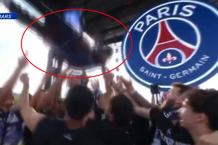 Ousmane Dembele'ye şampiyonluk kutlamasında şok! Havaya attılar, tutamadılar