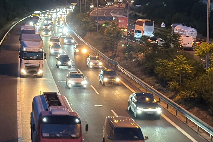 Bayram bitti trafik bitmedi: Düzce geçişinde kilometrelerce kuyruk