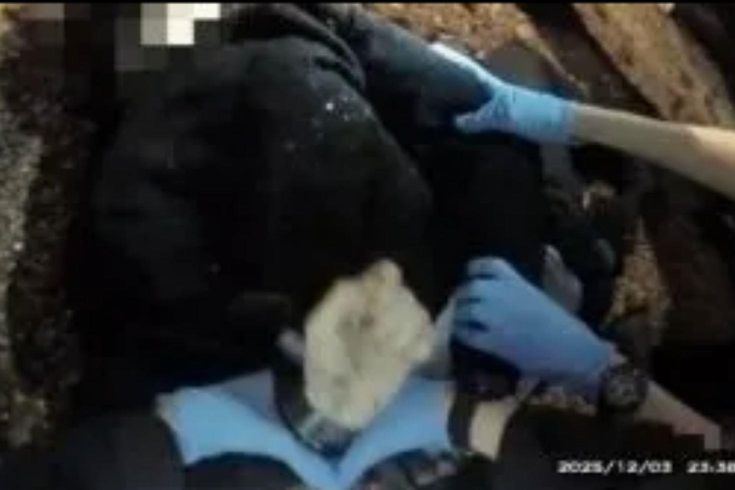 Bıçaklanan genç yardım istediği polis tarafından kelepçelendi: Hastanede hayatını kaybetti!