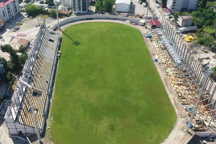 Depremde hasar alan 7 Ocak Stadyumu, yeniden yükseliyor