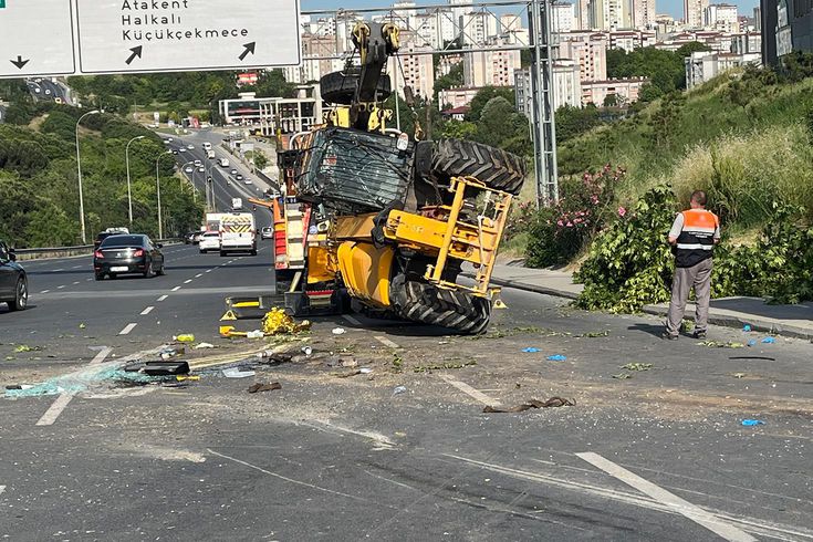 Küçükçekmece'de çekiciyle taşıdığı iş makinesinin altında kalan sürücü öldü