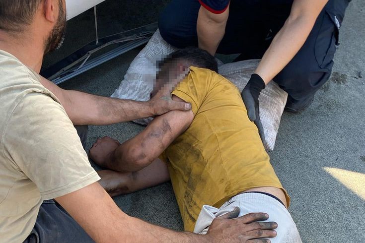 Lastik tamiri yaptığı TIR'ın körüğü patladı, ağır yaralandı