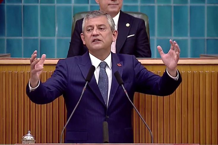 Özgür Özel, salonda Hain Kemal sloganı atanları böyle susturdu