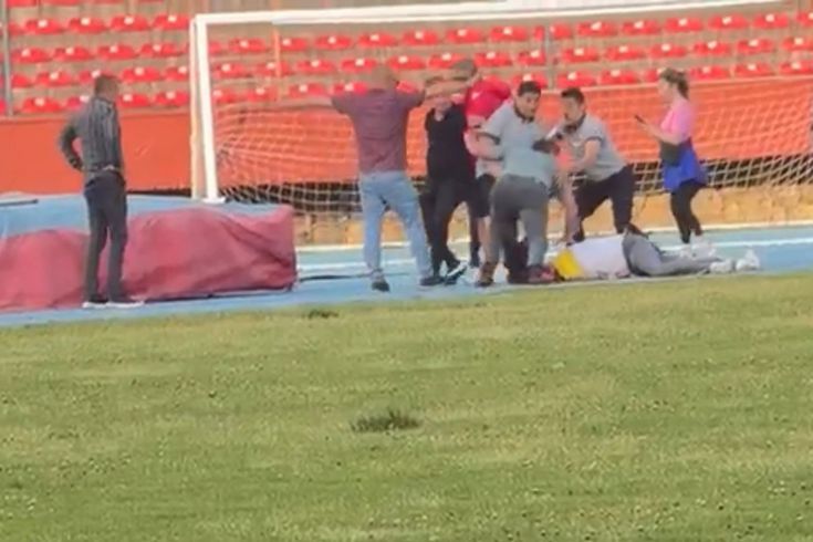 Şiddet paylaşımının ardından eski enişteye stadyumda meydan dayağı