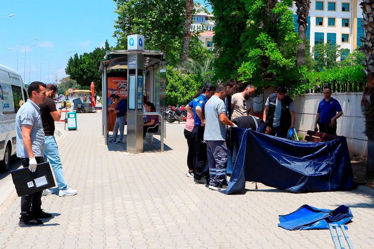 Otobüs durağındaki bankta ölü bulundu