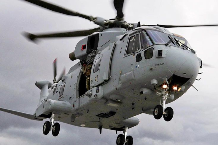 İngiliz Kraliyet Donanması'na ait helikopter düştü