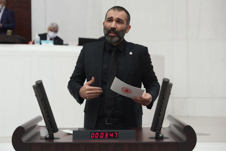 باريس أتاي، الذي يبتعد عن السياسة، في رحلة حب مع الممثل الشهير