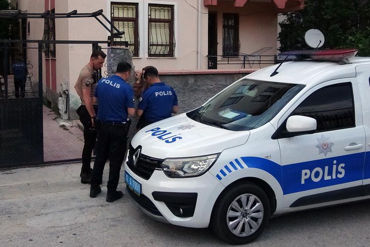 Uzaklaştırma kararı olan koca, çocuklarının gözü önünde eşini boynundan bıçakladı