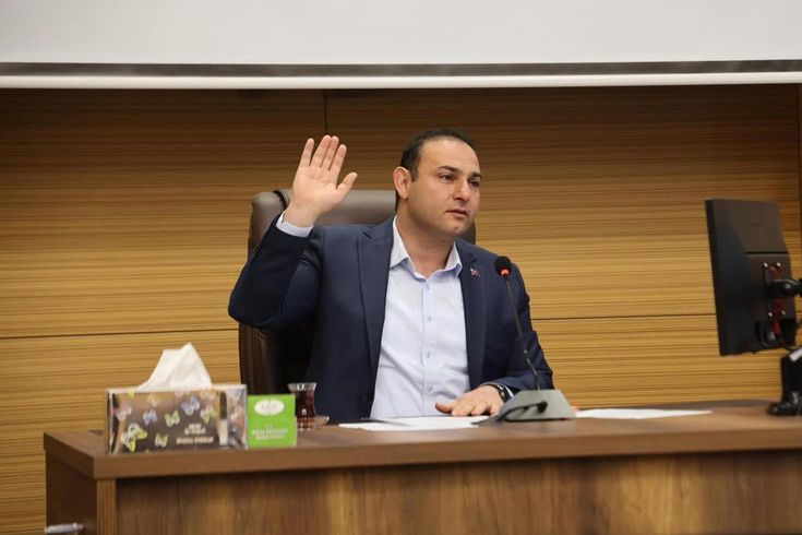 (CHP’den istifa eden Kilis Belediye Başkanı Bilecen'in yeni adresi belli oldu) переводится как:
{'text':'Новый адрес мэра Килиса Биледжена, ушедшего из CHP, стал известен'}