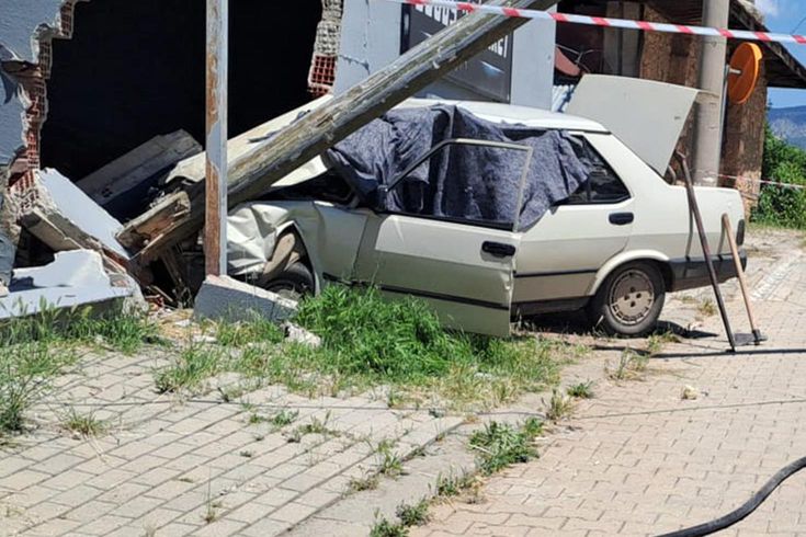 Denizli'de duvara çarpan otomobildeki yaşlı çift öldü