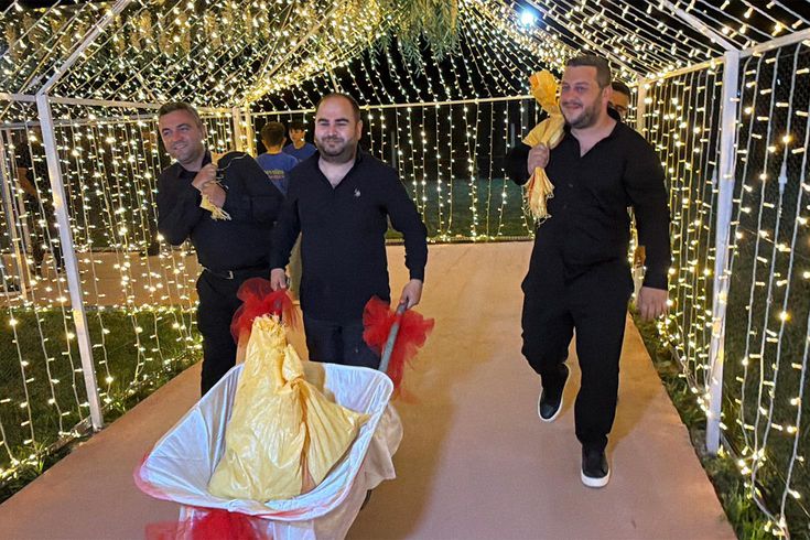 Tokat'ta arkadaşları damada 10 bin liralık madeni para taktı