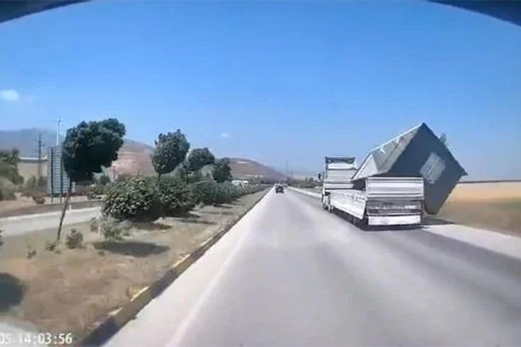 Tırda yüklü konteyner, fırtınada düştü; o anlar kamerada