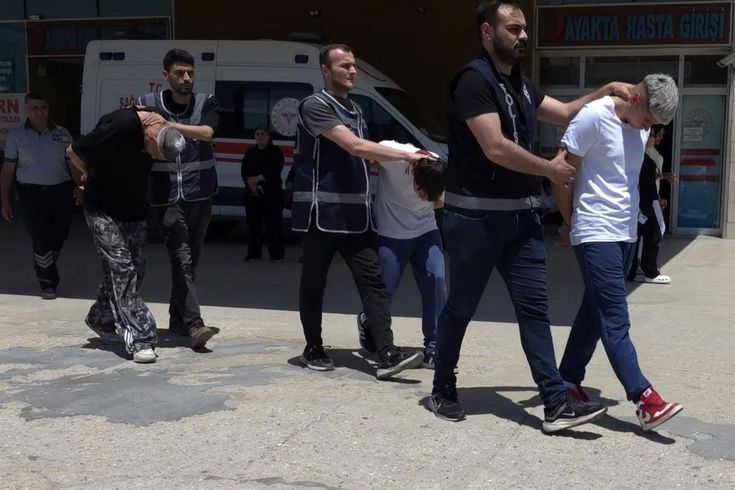 Çocuk parkında 10 kişiyi yaralayan saldırganlardan pes dedirten savunma