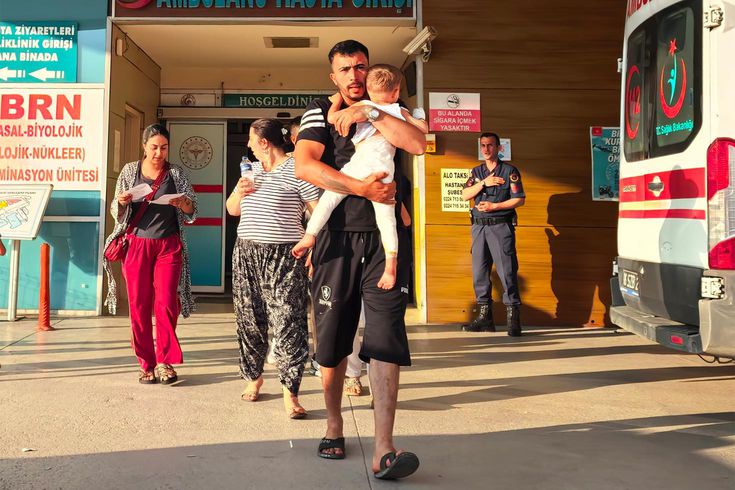 Facia ucuz atlatıldı, mangal ateşine düşen 2 yaşındaki çocuk yaralandı