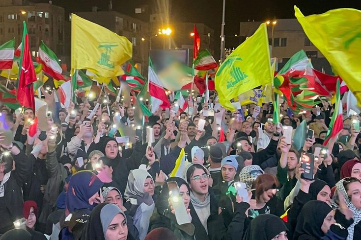 İsrail'e yönelik başlatılan saldırının ardından Tahran’da halk meydanlara döküldü
