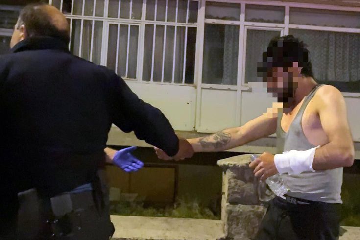 Evinde bıçakla kendine zarar veren şahsın hayatını polisin telefon detayı kurtardı