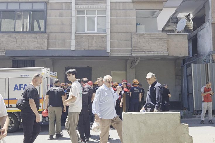 Küçükçekmece'de yıkımı yapılan binada kısmi çökme yaşandı; 3 işçi yaralandı