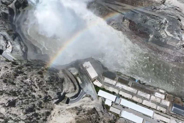 Yusufeli Barajı'nda kapaklar açıldı, gökkuşağı görüntüsü hayran bıraktı