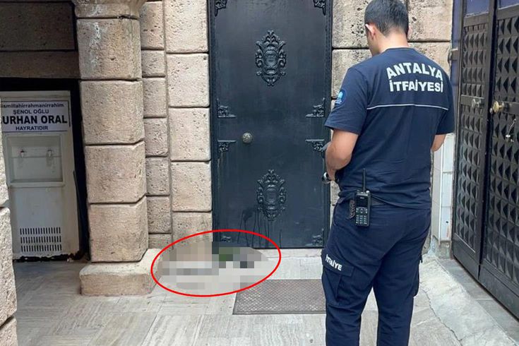 Cami kapısında namaza gelen cemaati şoke eden manzara