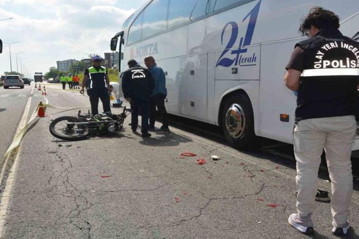 Arızalanan otobüse çarpan motosiklet sürücüsü, arkadan gelen otomobilin çarpması sonucu can verdi
