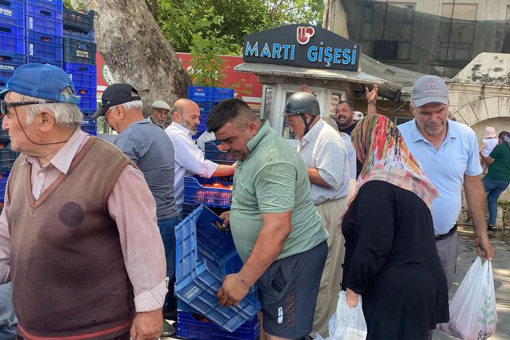 Halde alıcı bulamadığı 4 ton domatesi vatandaşlara ücretsiz dağıttı