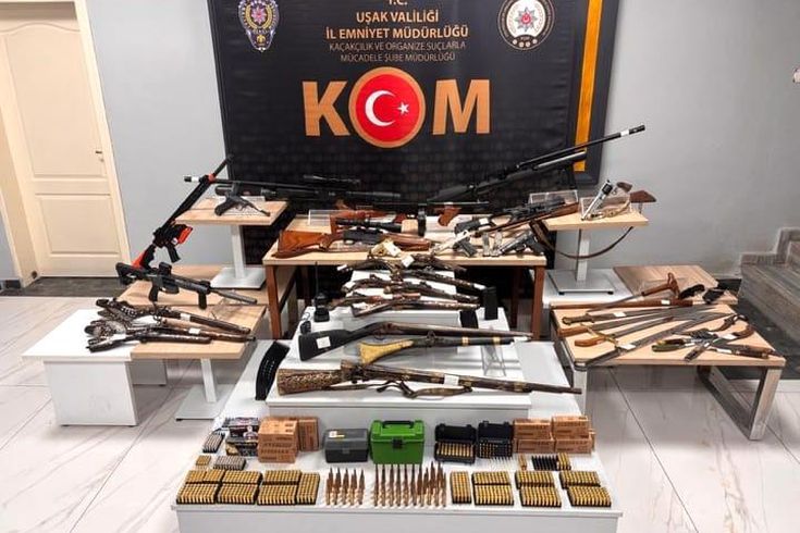 Uşak'ta silah ve tarihi nitelikteki tüfekler ele geçirildi