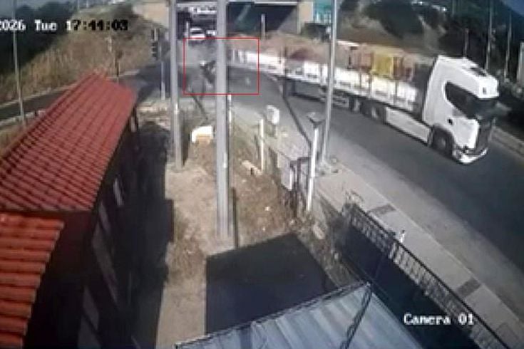 İzmir'de feci kaza: Tıra adeta ok gibi saplandı