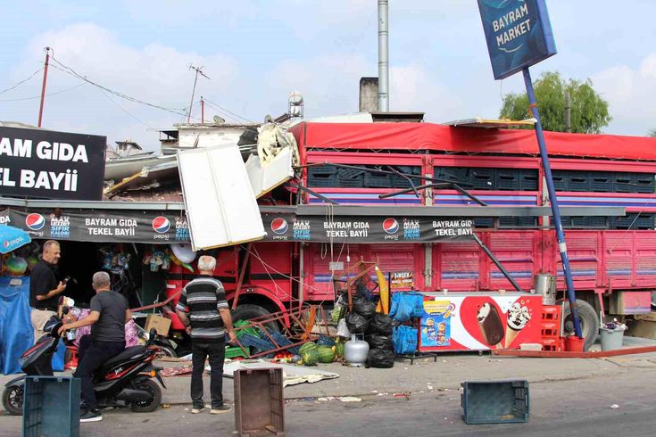 Adana'da korku dolu anlar! Kontrolden çıkan kamyon bakkala daldı