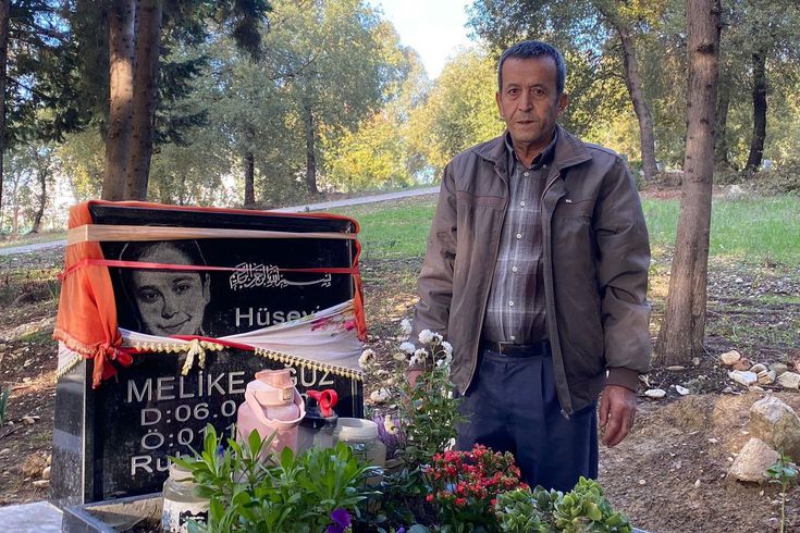 Kızının mezarından ayrılmıyordu! Kanserden hayatını kaybetti