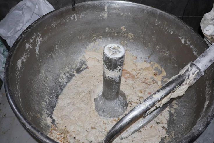 Pastanede mide bulandıran görüntüler! Tatlının içinden böcek çıktı