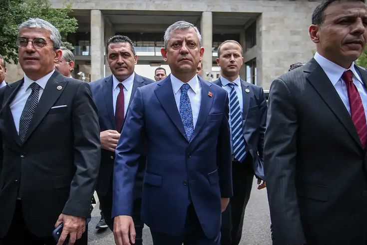 Özgür Özel'in ekibinden 28 CHP Parti Meclisi üyesi istifa etti