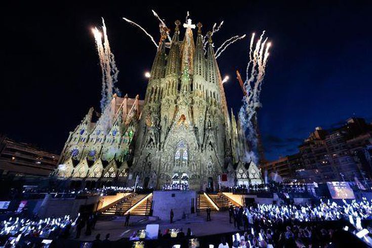 100 yıllık hayal gerçek oldu: Dünyanın en yüksek kilisesi Sagrada Familia'da dev kule tamamlandı