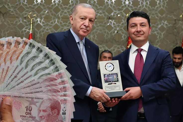 The name who received the 'Economy Commentator of the Year' award gave a figure for the lowest pension.