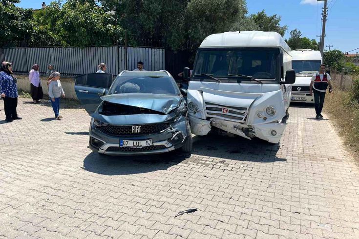 Antalya'da okul servisi otomobille çarpıştı: 7'si anaokulu öğrencisi 9 yaralı