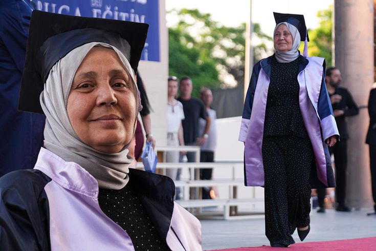 Kanser nedeniyle ara verdiği üniversiteden 38 yıl sonra birincilikle mezun oldu
