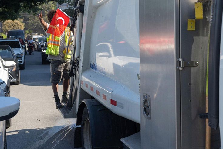 Kanada'daki temizlik görevlisinden A Milli Takım'a Türk bayraklı destek