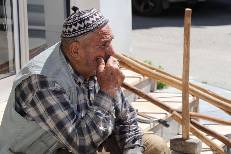 Hayatta kimsesi kalmayınca tarım aletlerini kaldırım kenarında satışa çıkardı