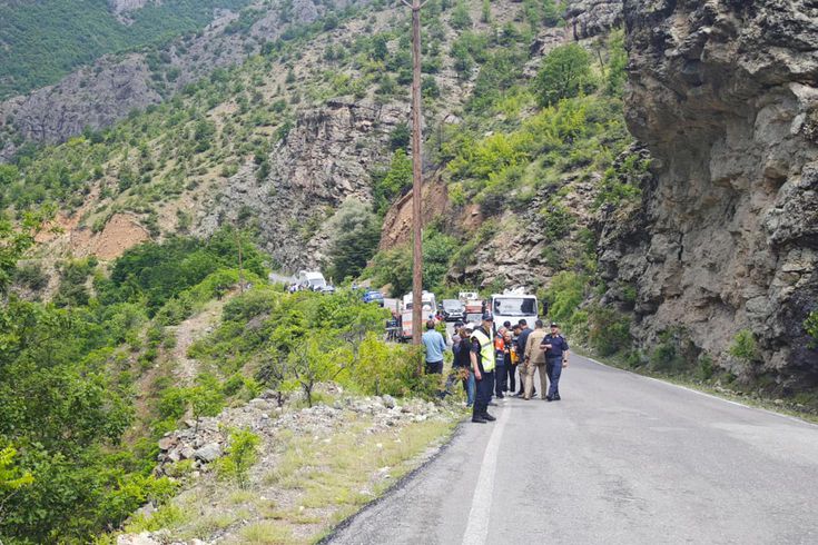 Çoruh Nehri'ne düşen otomobilde kaybolan baba-oğul aranıyor