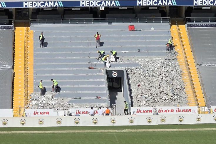 Aziz Yıldırım dediğini yaptı! Fenerbahçe Stadı'nda Maraton tribününün yıkımına başlandı