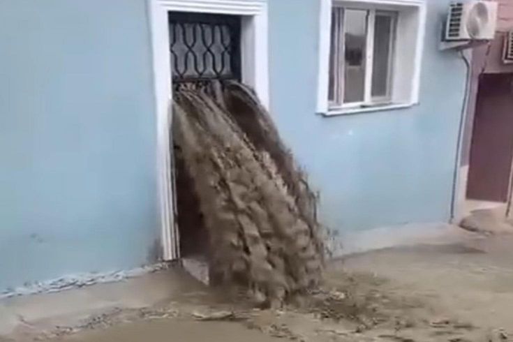 Sel suları evinin içinden geçti: Ölümden döndü
