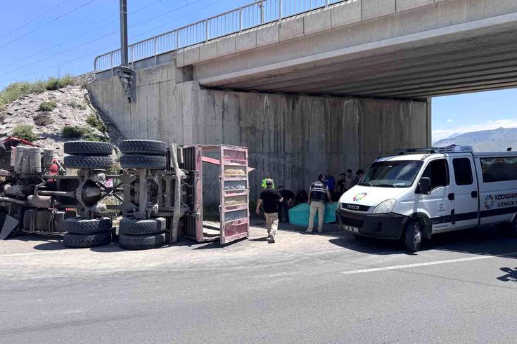 Damperi açılan kamyon köprüye çarptı: 1 ölü
