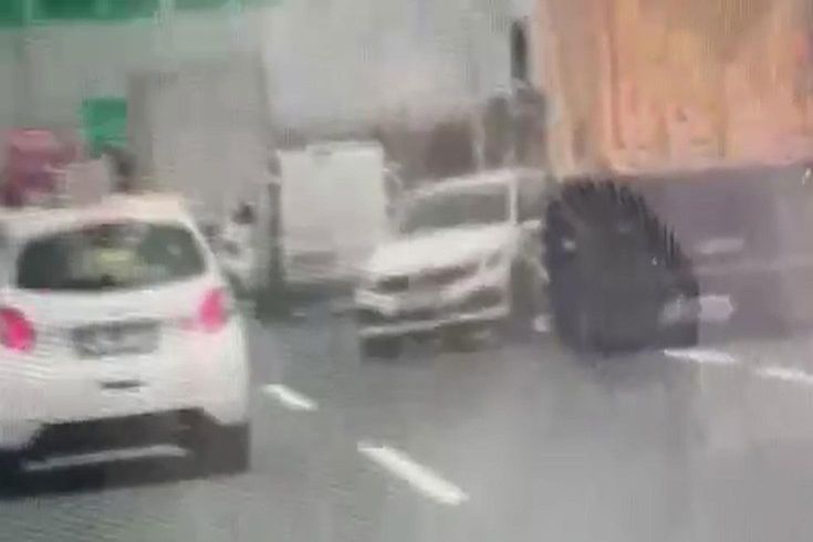 Kuzey Marmara Otoyolu’nda katliam gibi kaza ucuz atlatıldı! Otomobili metrelerce sürükledi