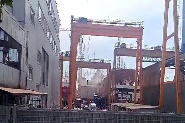Tuzla Dentaş Tersanesi'nde gemi yangını: Çok sayıda ekip sevk edildi