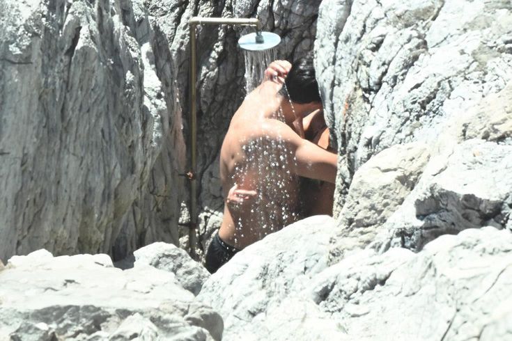 Yeni evli çiftin plajdaki tavırları pes dedirtti: Sizin eviniz, odanız yok mu?